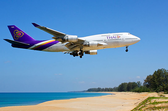 Sân bay Phuket là điểm đến của nhiều hãng hàng không lớn như Bangkok Airways, China Airlines, Aeroflot, Jetstar Airways và Hàn Quốc Air,...