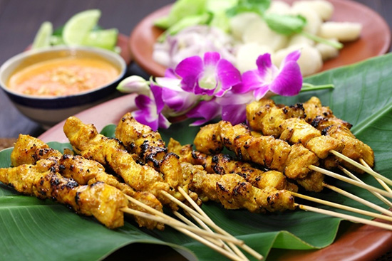 Thịt xiên nướng (Thai  Satay) là món khai vị nổi tiếng trong các nhà hàng ở Thái Lan.