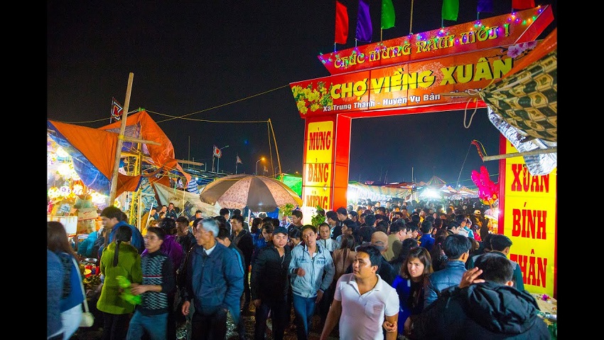 Lễ hội chợ Viềng thu hút rất nhiều du khách đến tham gia
