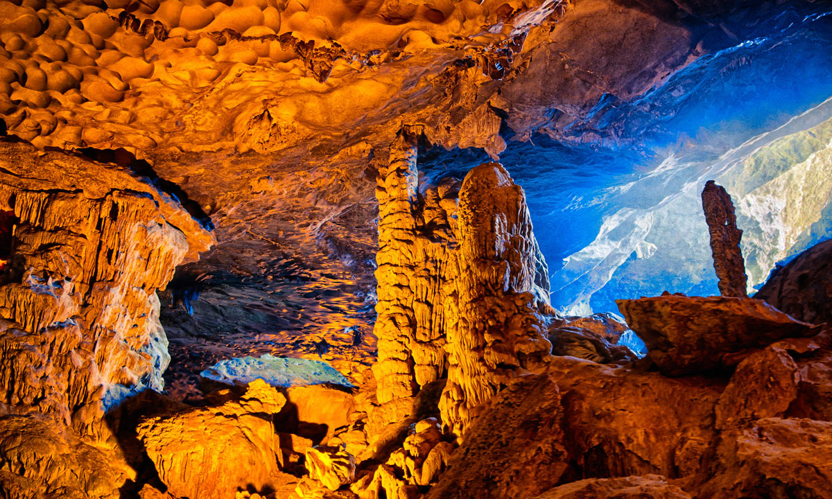 Hang sửng sốt - Một trong những hang động đẹp nhất ở vịnh Hạ Long