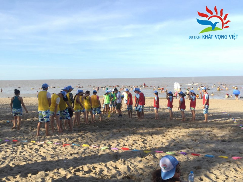 Đoàn tham dự chương trình Team building tại bãi biển
