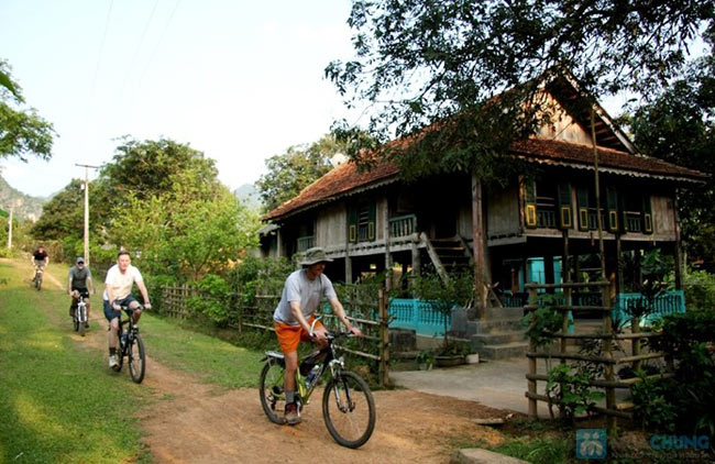 Hình ảnh du khách đạp xe khám phá Bản Lác Mai Châu