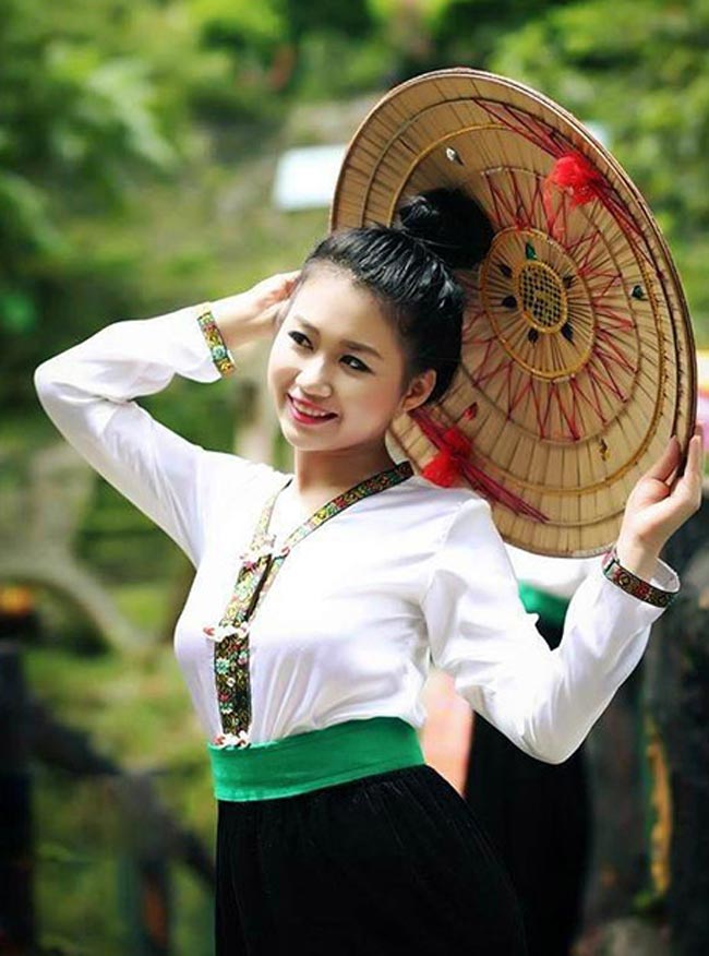 Du khách hóa thân thành cô gái người Thái