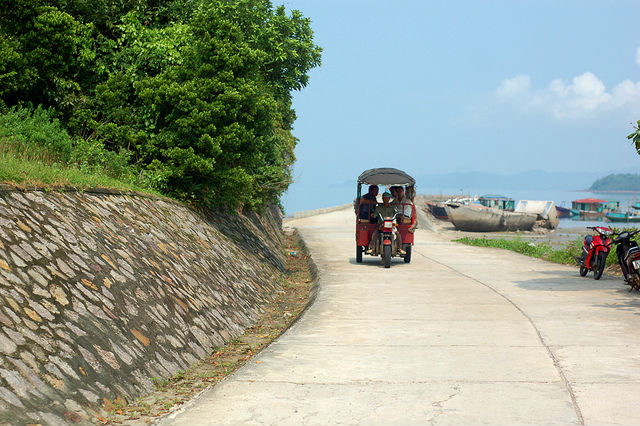 Xe tuk tuk trên đảo Quan Lạn