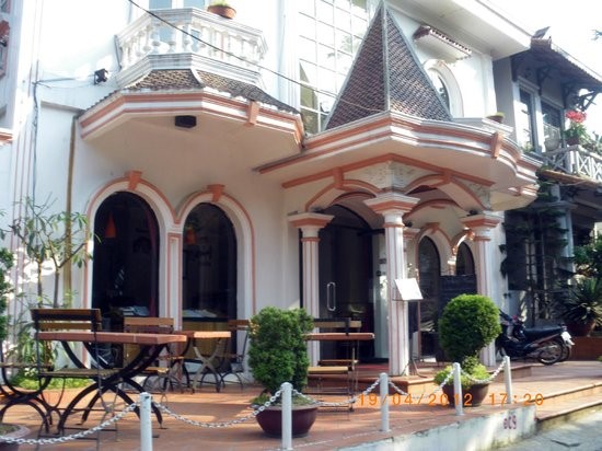 Phong cách Pháp mang đến du khách sự hài lòng trong lúc ăn uống ở nhà hàng Sapa Phong cách Pháp mang đến du khách sự hài lòng trong lúc ăn uống ở nhà hàng Sapa