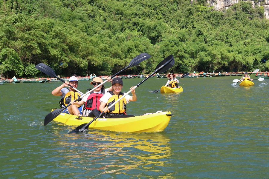 Hoat-dong-cheo-kayak-tren-vinh-Ha-Long
