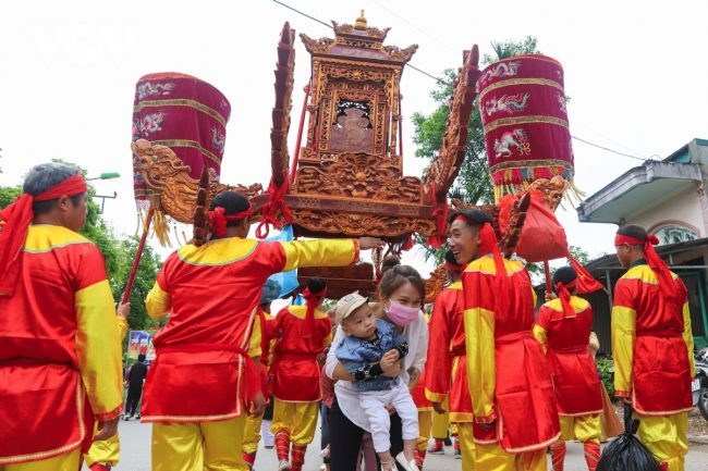 Tục lệ cho trẻ em chui qua kiệu trong lễ hội Bạch Đằng