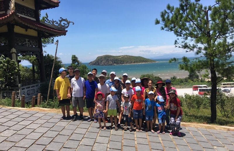 Đoàn thăm quan Vũng Chùa Đảo Yến