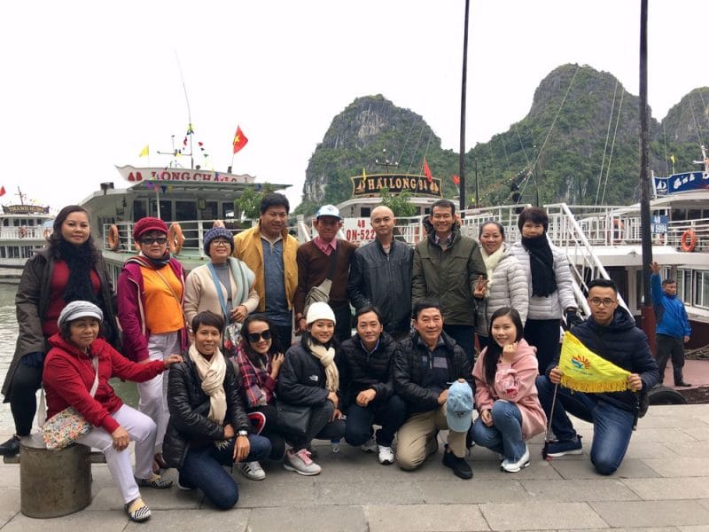 Đoàn khách của Khát Vọng Việt chụp ảnh kỉ niệm tại Cảng tàu Tuần Châu