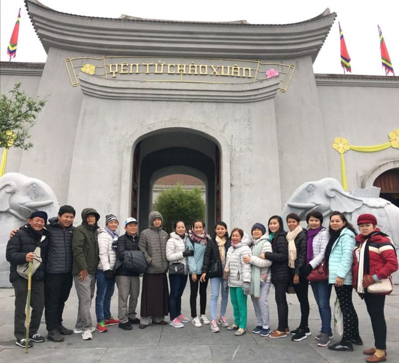 Đoàn chụp ảnh tại kỉ niệm tại Yên Tử