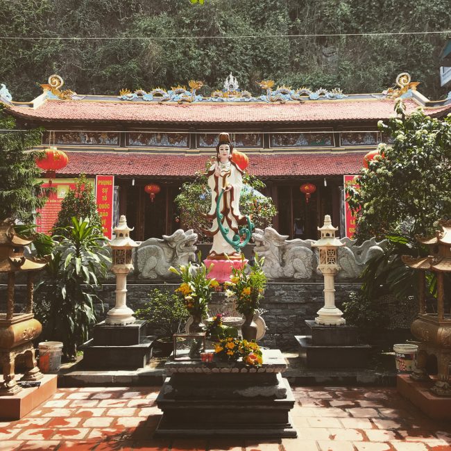 Sân chính của chùa đặt bức Quan Âm Bồ Tát