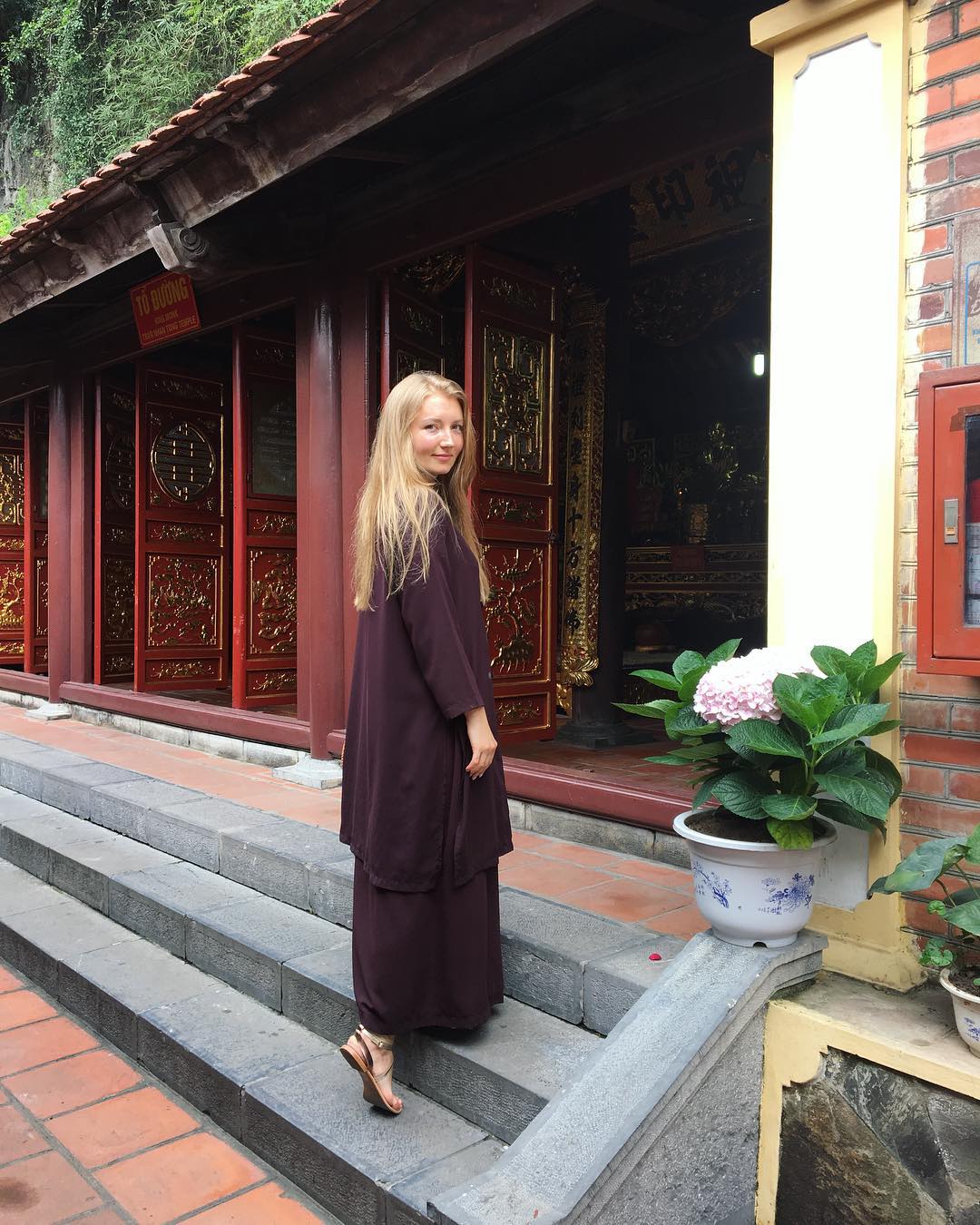 Du khách phương tây khám phá vẻ đẹp chùa Long Tiên