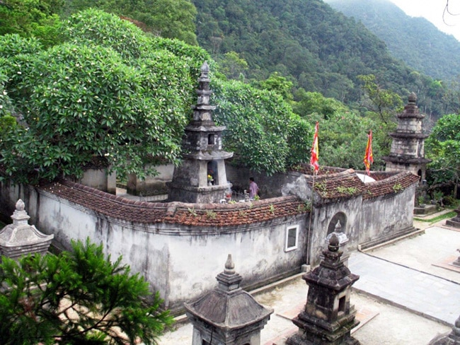 Huệ Quang kim tháp, là nơi lưu giữ một phần xá lợi của vua Trần Nhân Tông