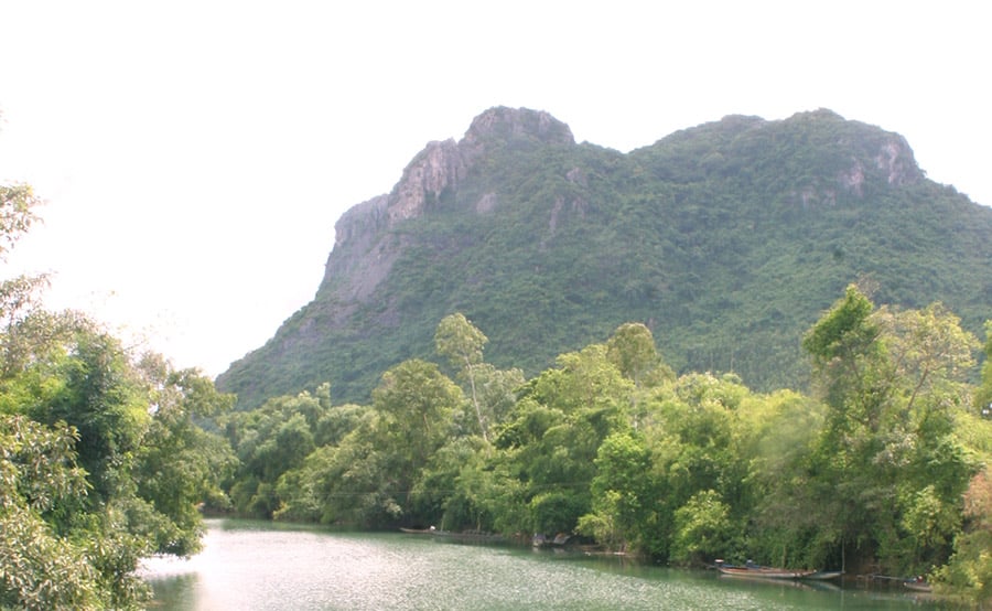 Núi Thần Đinh bên dòng sông Long Đại