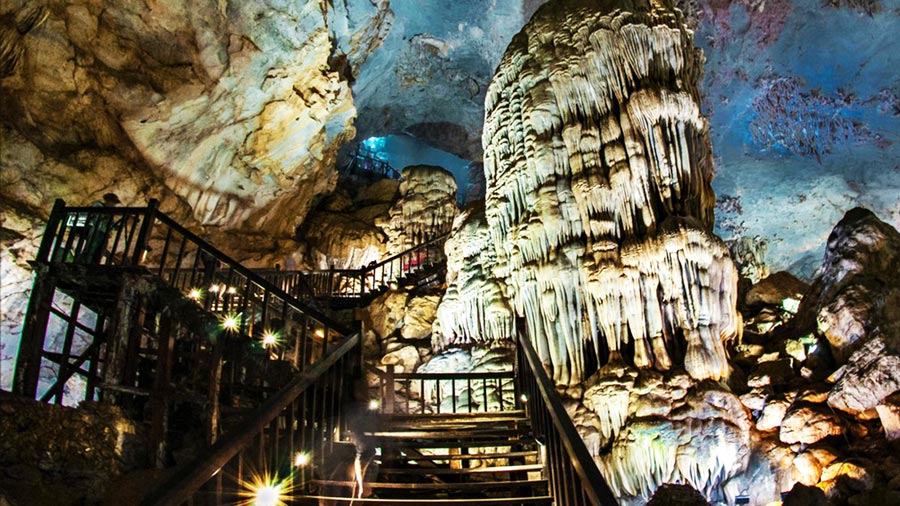 Cầu gỗ động Thiên Đường sẽ đưa du khách khám phá những điều kì diệu tại hang động này 