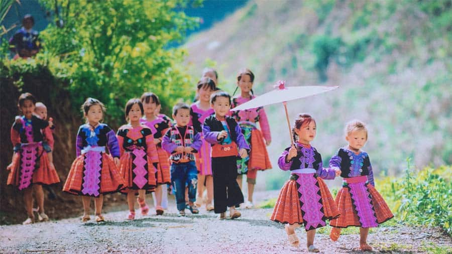 Các em nhỏ người dân tộc ở Mộc Châu dắt nhau tới chợ tình 