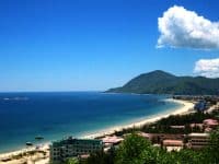 Bãi biển Thiên Cầm thu hút du khách từ ánh nhìn đầu tiên chính là dáng vẻ hoang sơ, yên bình tạo cảm giác lắng đọng