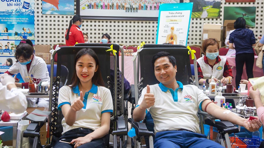Giám đốc Nguyễn Bá Toàn và nhân viên Công ty tiến hành hiến máu