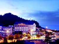 Khách sạn Công Đoàn lung linh về đêm bên cạnh biển Thiên Cầm