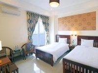 Phòng thường khách sạn Huy Hoàng Hải Tiến với 2 giường đơn 1m6 và 1m2