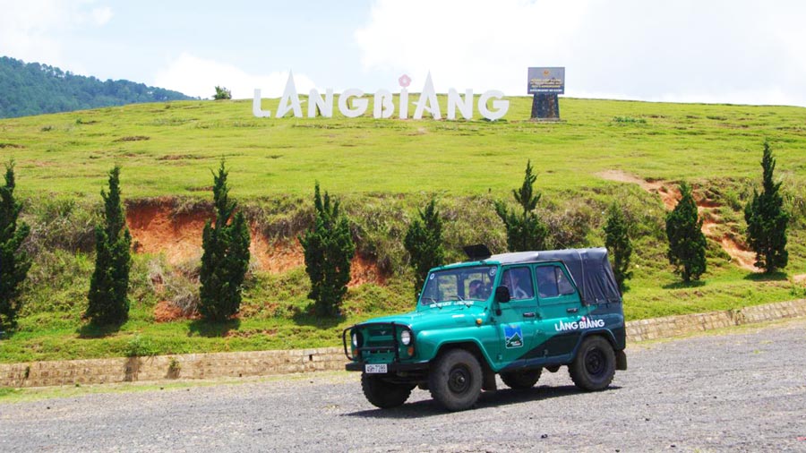 Thuê xe Jeep leo núi LangBiang