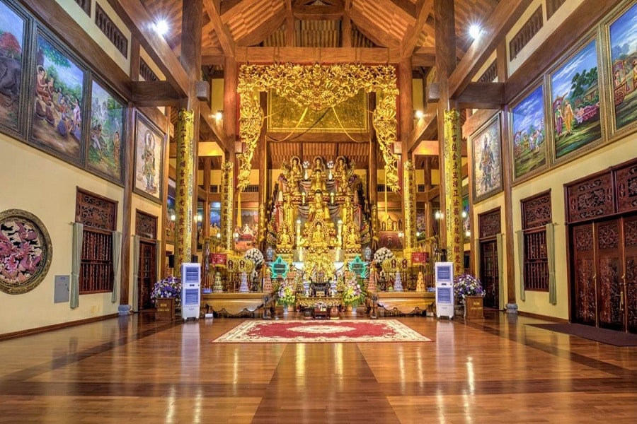 Toà chánh điện tại chùa Ba Vàng