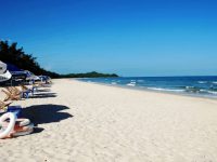 Bãi biển Quan Lạn với bờ cát trắng trải dài