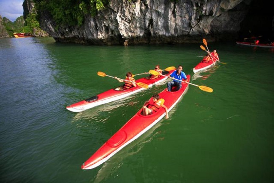 Chèo Kayak trên Vịnh Lan Hạ