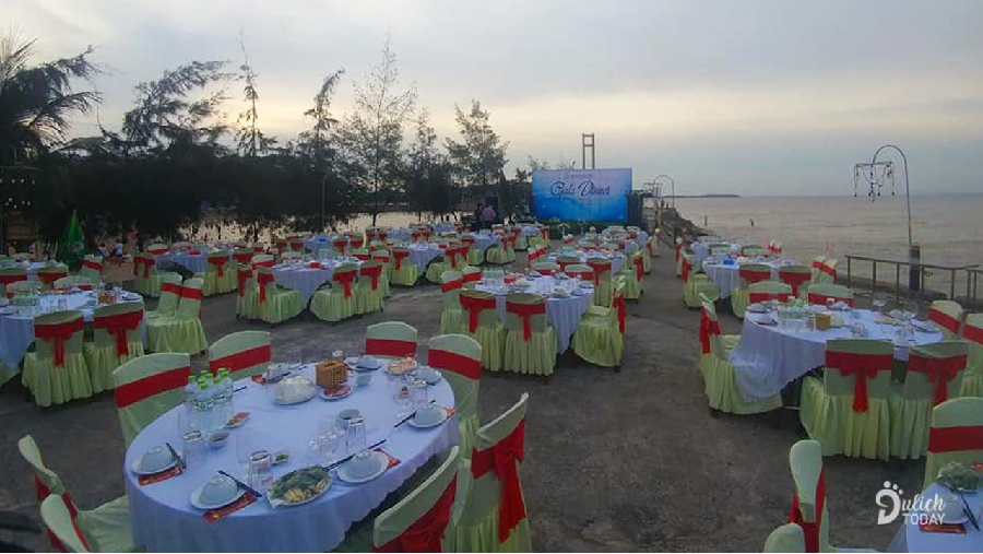 Một Gala dinner bên bãi biển do nhà hàng ở Hòn Dấu Resort tổ chức.