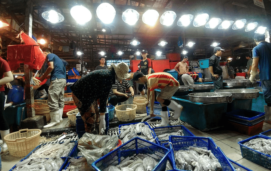 Nếu mua hải sản du khách nên ưu tiên đến với các chợ hải sản để đảm bảo mua được hàng tươi, ngon, giá cả hợp lý nhé