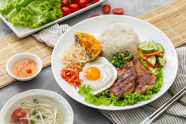 Đến TP. Hồ Chí Minh, món ăn đặc trưng đầu tiên mà bạn không thể bỏ qua là cơm tấm Sài Gòn