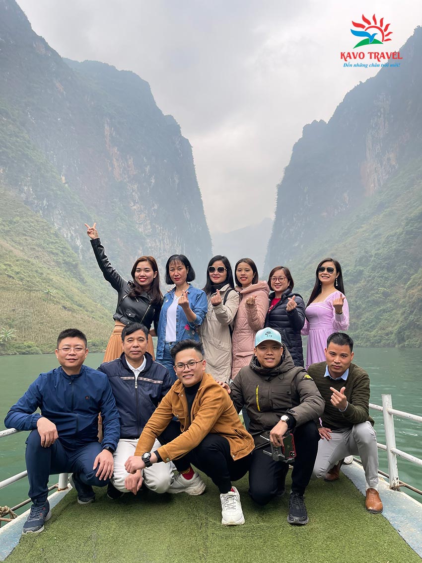 Đoàn du khách Bắc Ninh check in Sông Nho Quế