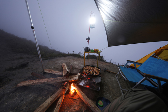 Cắm trại trong thời tiết se lạnh và thưởng thức tiệc nướng ngoài trời