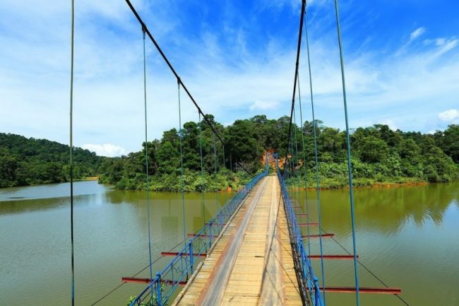 Cây cầu treo ở hồ Pá Khoang