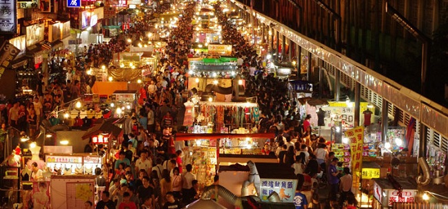 Mua sắm tại Chợ đêm Hà Nội