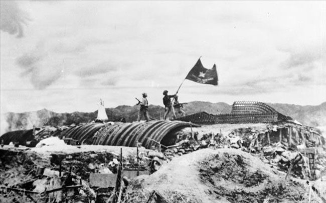 Chiều 7-5-1954, lá cờ của Quân đội nhân dân Việt Nam tung bay trên nóc hầm tướng De Castries. Chiến dịch lịch sử Điện Biên Phủ đã toàn thắng.