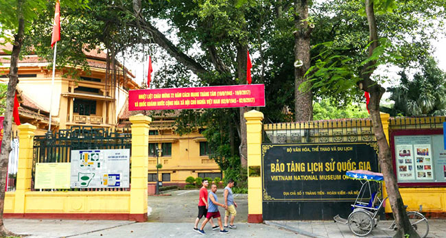 Khu vực cổng vào tại Bảo tàng lịch sử Việt Nam