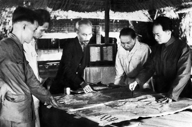 Bác Hồn, Đại tướng Võ Nguyên Giáp cùng các cán bộ chỉ huy họp bàn kế hoạch tác chiến trong chiến dịch Điện Biên Phủ