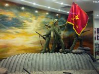 Khoảng khắc quân ta đứng trên nóc hầm Đờ Cát vẫy tung cờ đỏ sao vàng