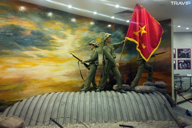 Khoảng khắc quân ta đứng trên nóc hầm Đờ Cát vẫy tung cờ đỏ sao vàng