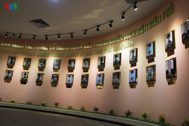 Di ảnh của 26 vị anh hùng được trưng bày tại khu vực trung tâm