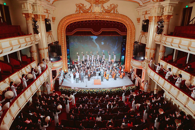 Khu vực sân khấu biển diễn các tiết mực nghệ thuật trong nhà hát