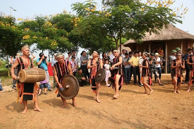 Lễ hội cồng chiên ở làng văn hóa