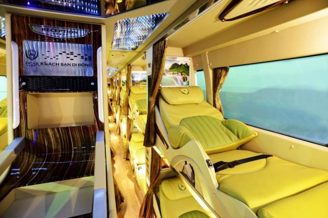 Bạn có thể lựa chọn xe khách hoặc limousine để lên Điện Biên Phủ