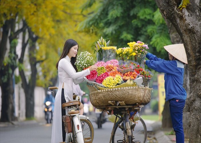 Cảm nhận mùa thu Hà Nội qua những chiếc xe chở đầy hoa