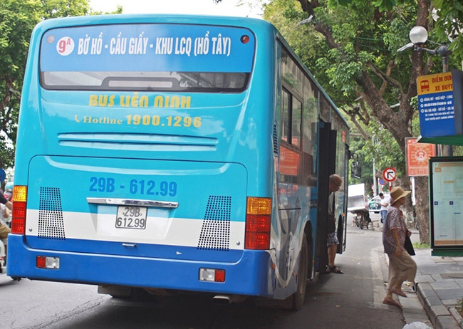 Xe bus là phương tiện được nhiều du khách lựa chọn để di chuyển đến chợ Đồng Xuân