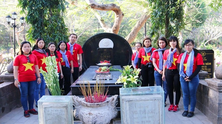 Viếng mộ Liệt sĩ Võ Thị Sáu