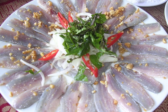 Gỏi cá trích Phú Quốc được chế biến kỳ công