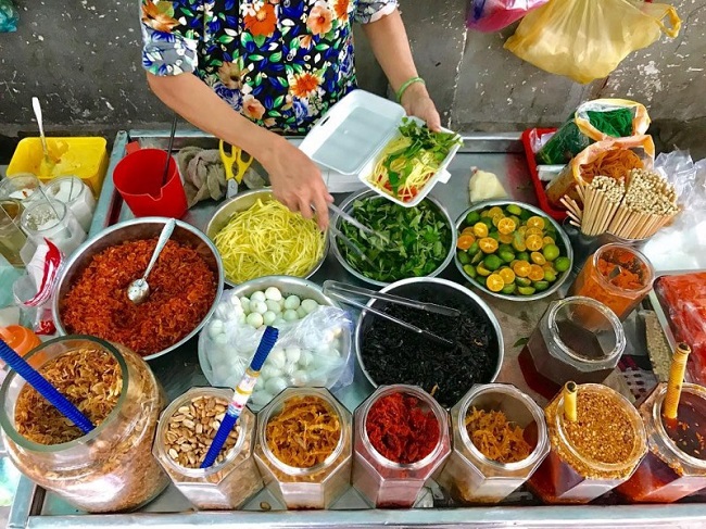 Bánh tráng trộn là món ăn đường phố nổi tiếng khắp Sài Gòn