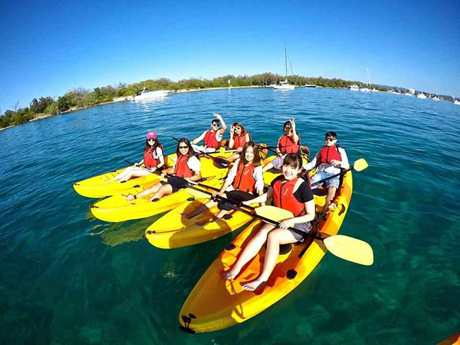 Bạn có thể thử tham gia giải trí chèo thuyền Kayak cũng rất thú vị
